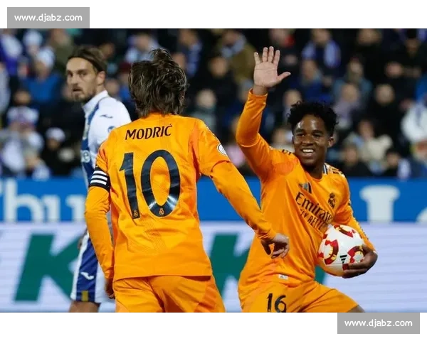 国王杯世纪对决皇马巴萨再燃宿敌之战西班牙足坛巅峰较量引爆全球目光 国王杯世纪对决皇马巴萨再燃宿敌之战西班牙足坛巅峰较量引爆全球目光